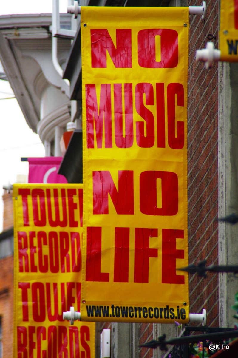 est-ce nous qui dansons ou la terre qui tremble ?  ( &laquo;&nbsp;Mai , Paris, Mai&nbsp;&raquo;, Claude&nbsp;Nougaro)