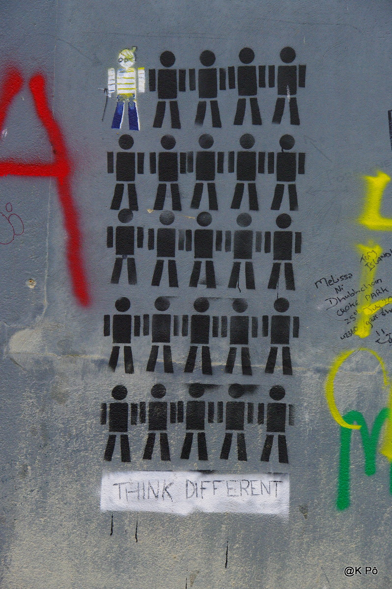 Yescka, qui c’est celui-là ? le nouveau patron de l’UMP ? Arrête, chéri, je meurs !