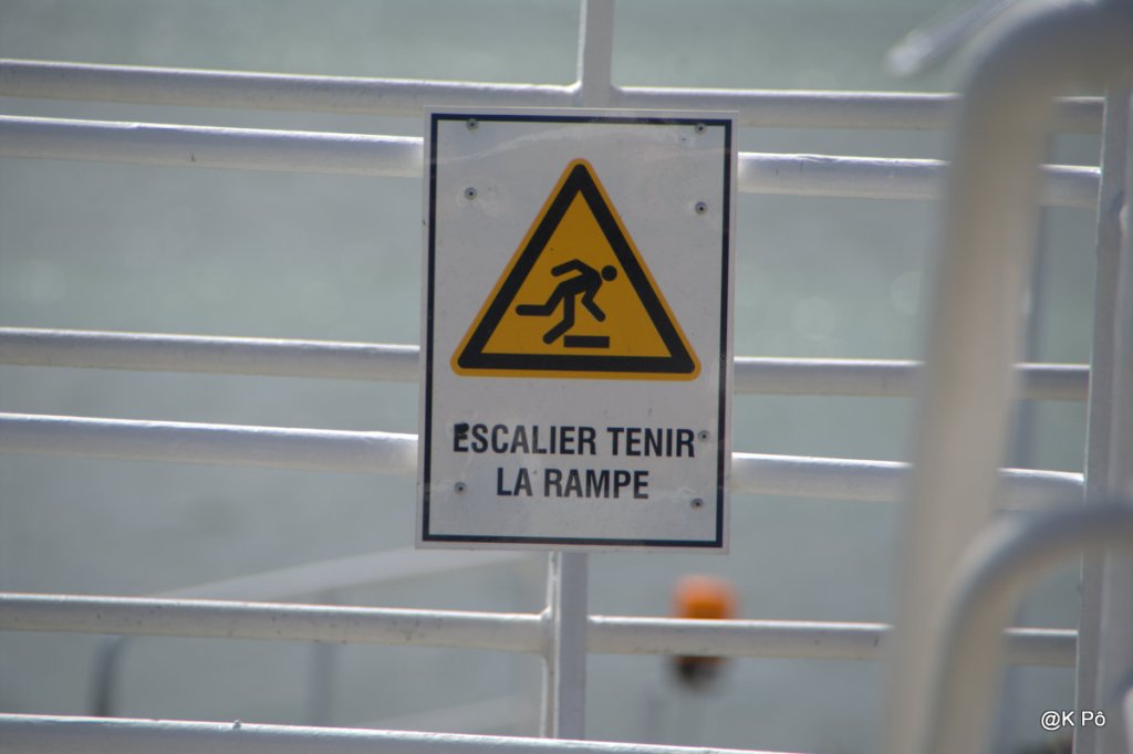 une tranche du bonheur quotidien des ouvriers singapouriens qui se font engueuler par un banquier (français)