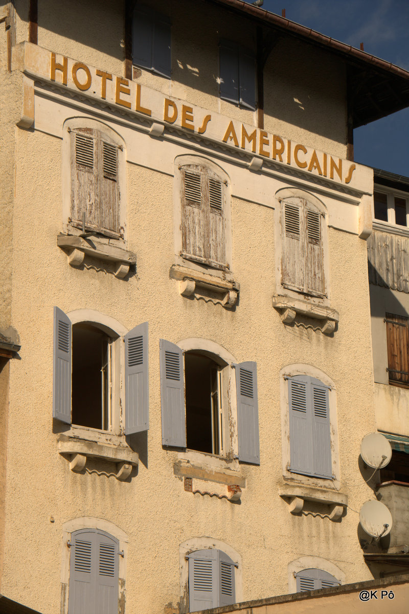 lequel des deux a-t-il déjà réservé sa chambre ? réponse le 6&nbsp;novembre…