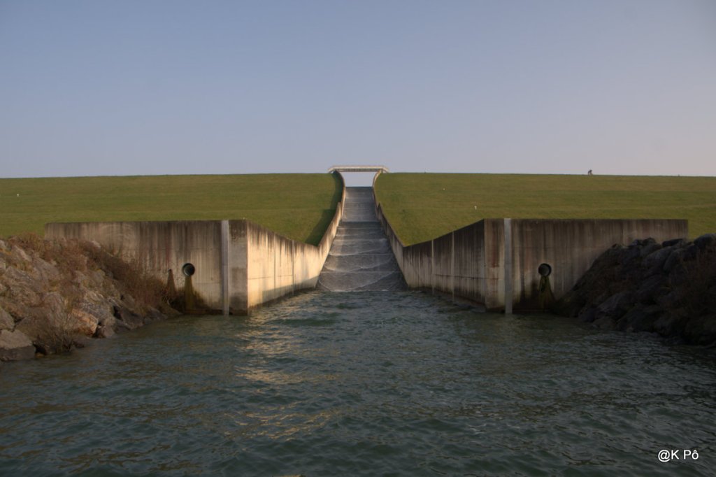 Déversoir pour un lundi soir, l&rsquo;eau du miroir raconte toujours la même&nbsp;histoire