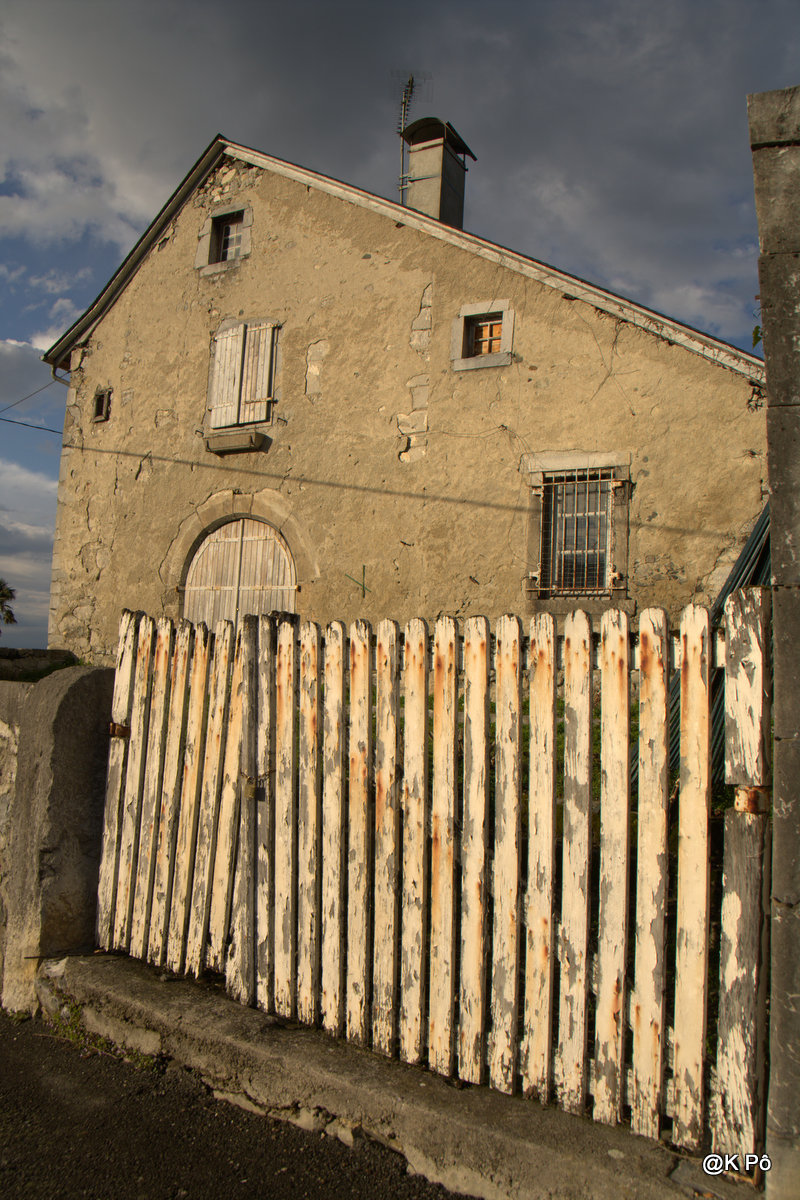 une bourgade au pied des Pyrénées, un samedi des Rameaux