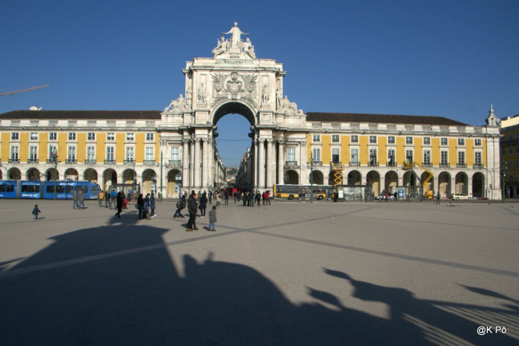 à mon oreille susurrait Lisbonne : « quand reviendras-tu ? »