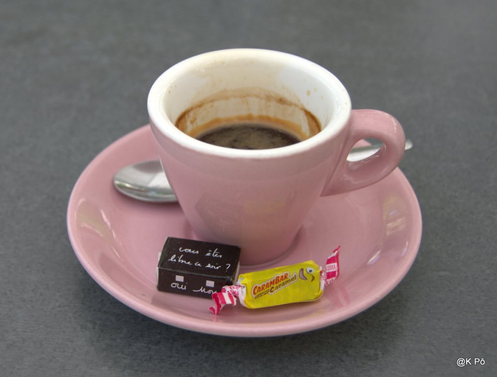 le petit monde qui se démarque : un petit noir, un petit sucre et un carambar rigolo.