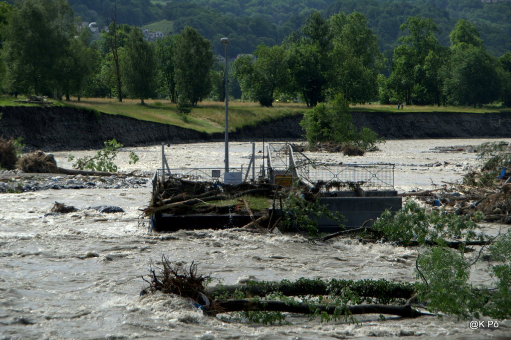 Attends moi sous le lampadaire, ou devant la grotte (Lourdes, inondations)