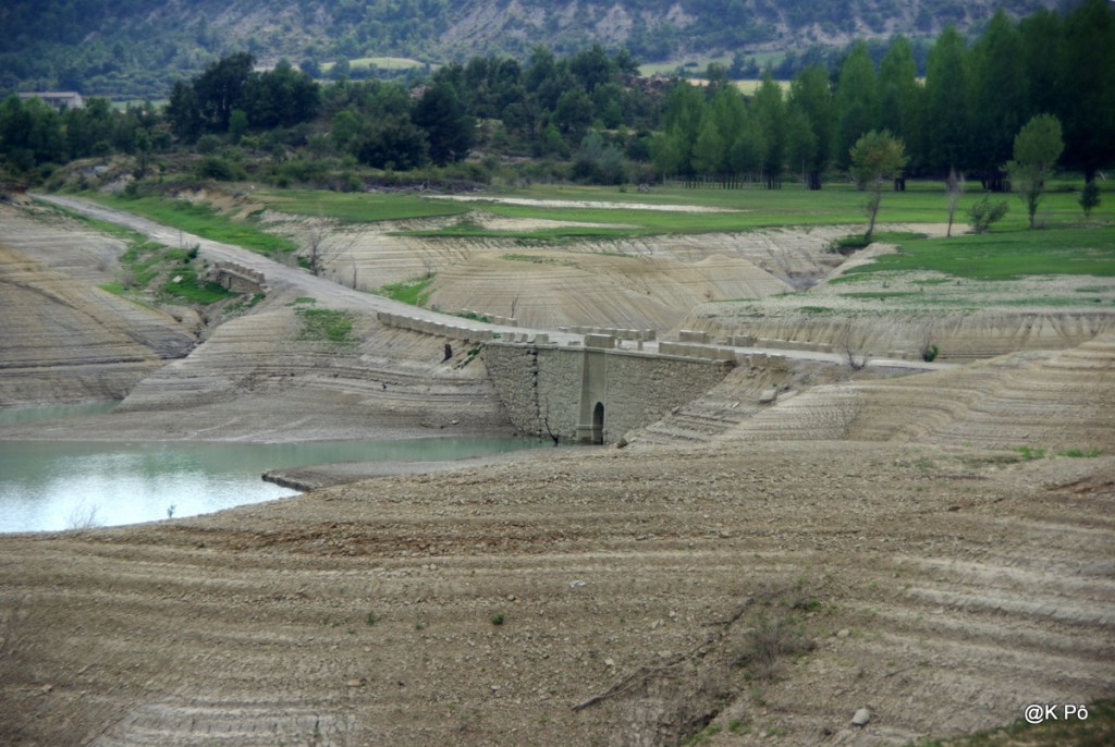 derrière la ligne de crêtes des Pyrénées, l’Espagne en contrebande (du côté de Huesca), le sanctuaire de l’Opus Dei (Torreciudad)
