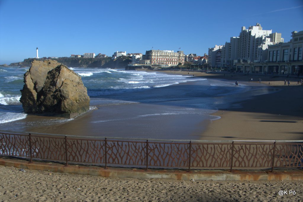 les pieds dans l’eau, la tête en l’air, à Biarritz