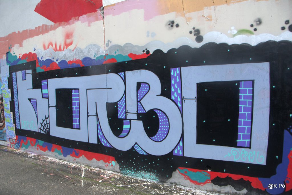 petit à petit, les graffeurs écrivent « nos » histoires, inscrites sur les murs crépitants des agglos