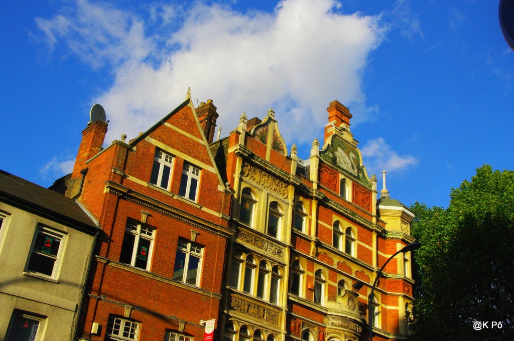 Londres, entre le rouge et la brique&nbsp;orangée…