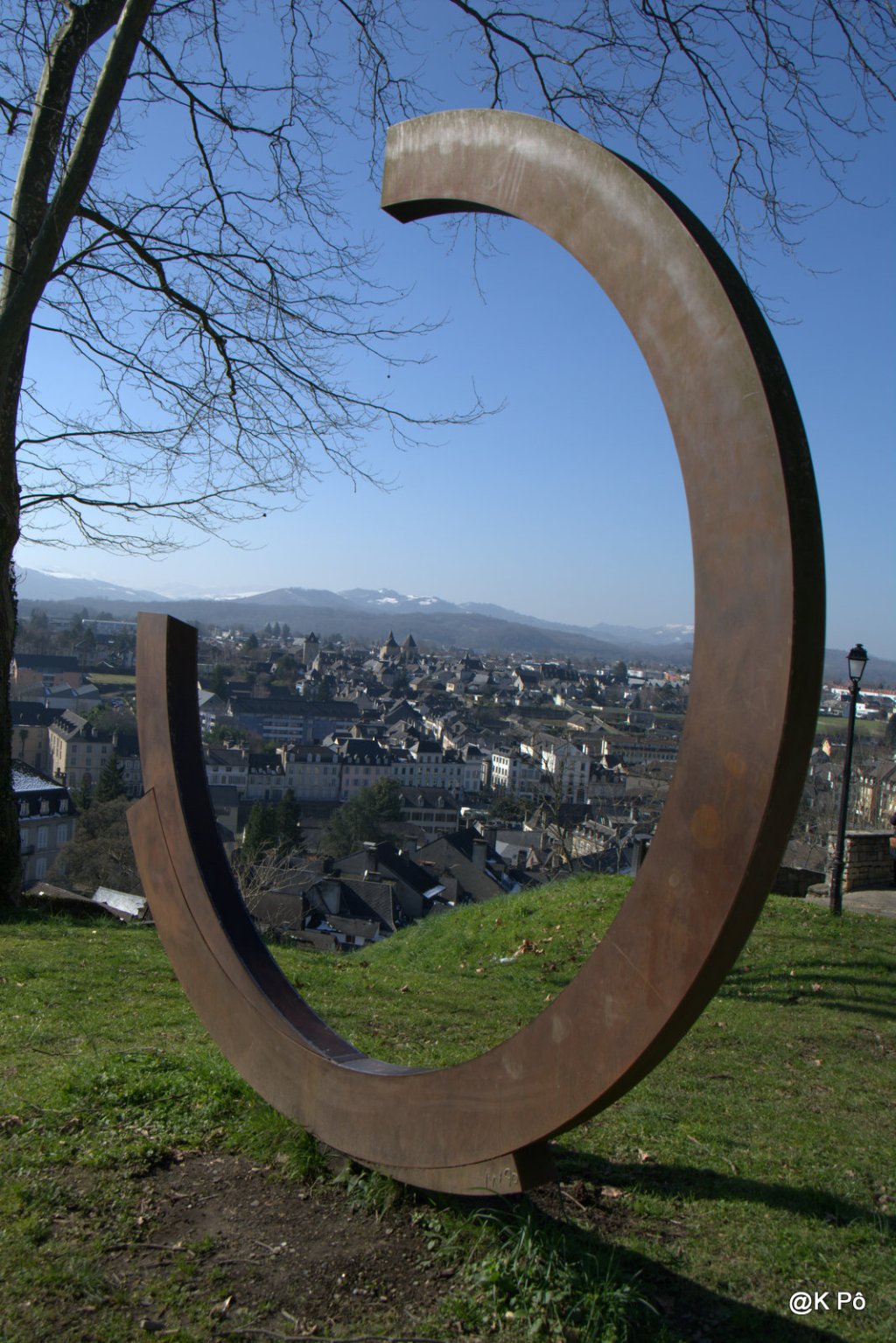 Viens sans contrainte, ne t’inquiètes pas, Oloron a déjà payé l’ardoise!