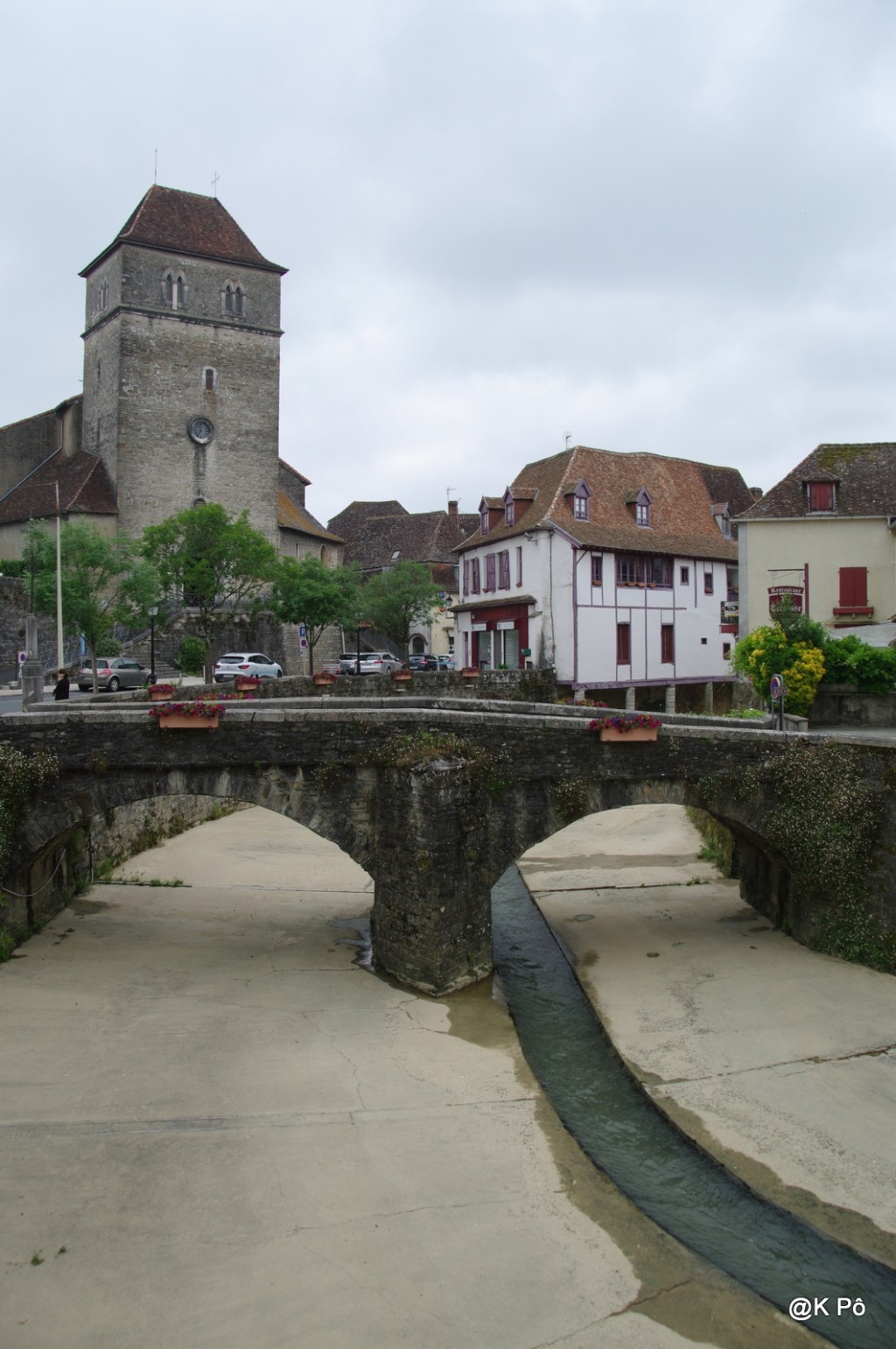 une panne bien ordinateur (pas de pendule, pas d’heure, hier ferait-il peur?), mais Chinou et Chinette tracent leur route commune