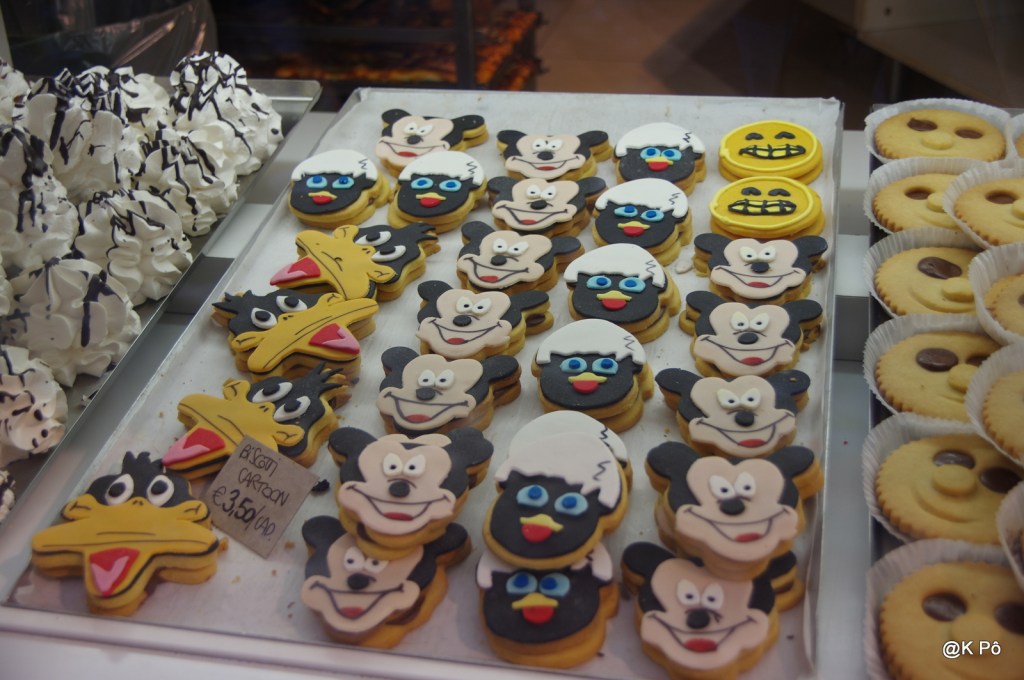 Un écureuil et des poupées (Squirrel Nut Zippers + Toy&nbsp;Dolls)