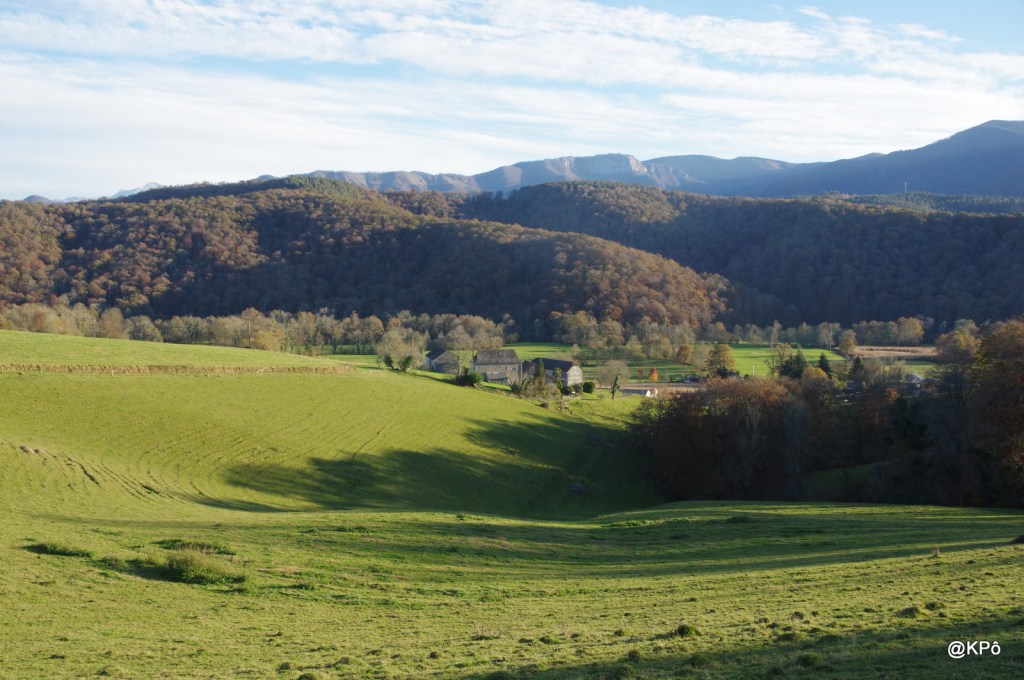 Entre l’ombre et la lumière, detràs el hombre y la mujer