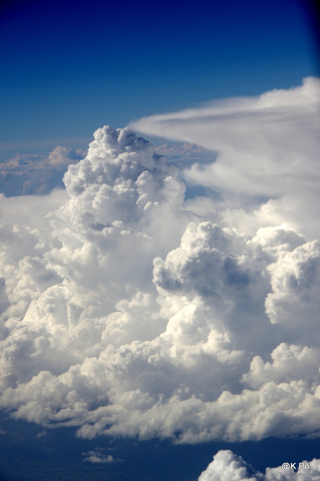 Dis t’as vu l’avion là-bas?