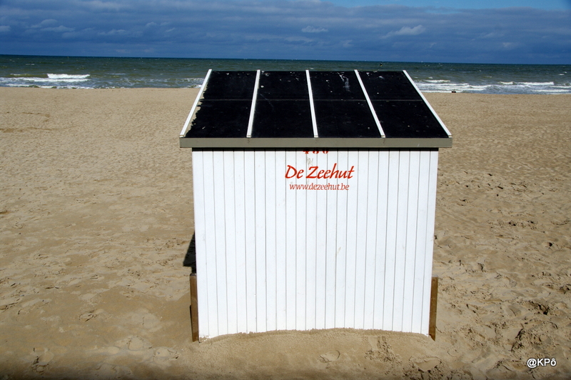 On ne sait rien de ce mouchoir brodé qu&rsquo;un jour j&rsquo;ai trouvé sur la plage de La Panne&nbsp;(Belgique)